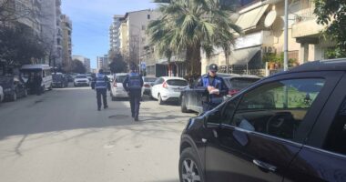Parkimi i dyfishtë dhe zaptimi e hapësirës publike/ Policia aksion në Vlorë