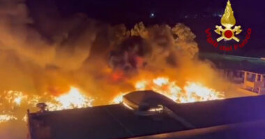 VIDEO/ Zjarri përfshin fabrikën e mbetjeve plastike në Siçili