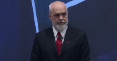 “Ish-krerët e UÇK u armatosën kundër një politike shfarosëse”/ Rama në Prishtinë: Prokuroria nuk provoi asgjë kundër UÇK