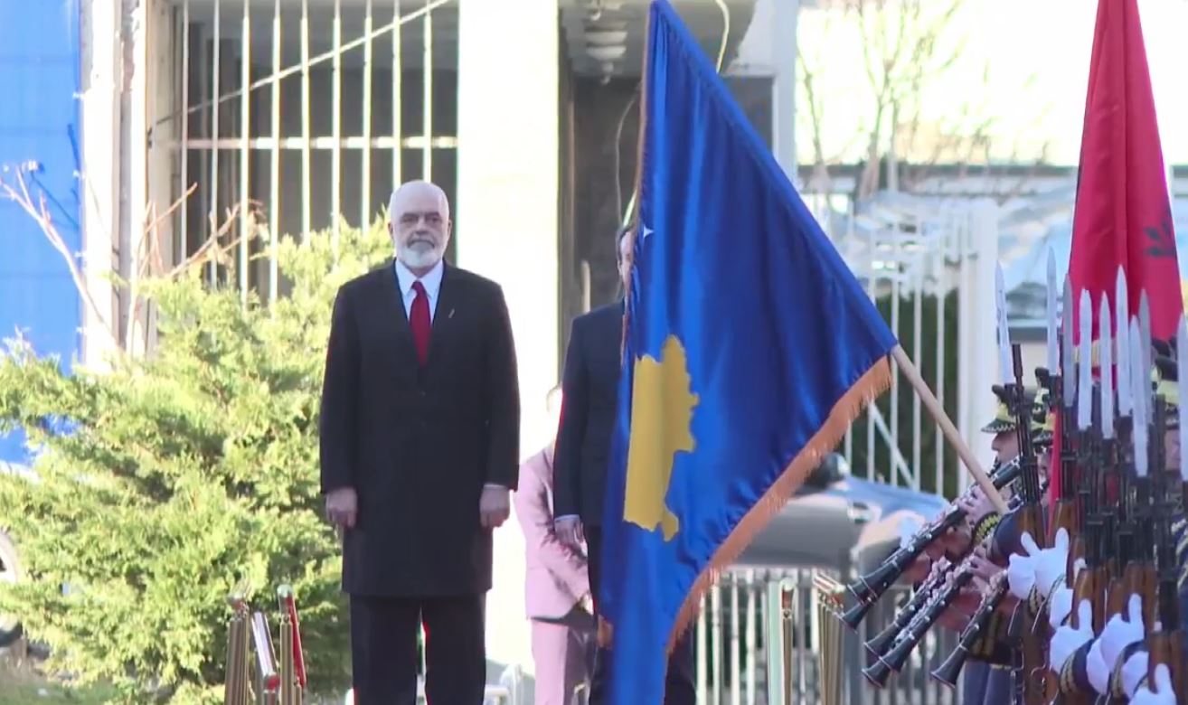 Rama në Kosovë  pritet me ceremoni zyrtare nga Albin Kurti