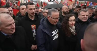 Marshimi në Prishtinë në mbështetje të ish-krerëve të UÇK, Vjosa Osmani u bashkohet qytetarëve