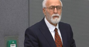 “Qëndroj këtu jo si një kriminel, por si njeri i kalitur në luftra”, Krasniqi: Jemi burgosur padrejtësisht!