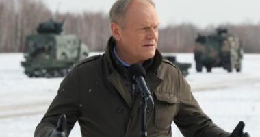 “Rrezik për konflikt të armatosur”, kryeministri i Polonisë thirrje qytetarëve: Largohuni menjëherë nga Irani