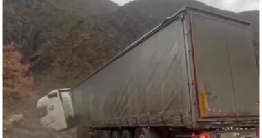 Tre trajlera bllokojnë segmentin Lozhan-Moglicë, pengohet qarkullimi i mjeteve të vogla