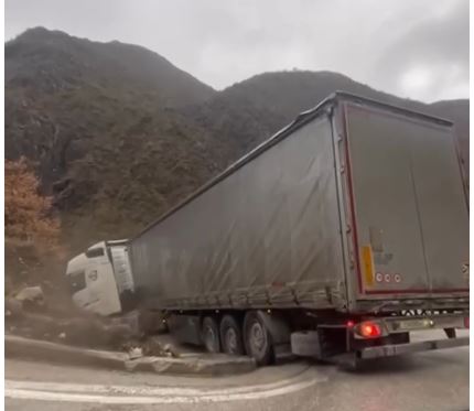 VIDEO/ Tre trajlera bllokojnë segmentin Lozhan-Moglicë, pengohet qarkullimi i mjeteve të vogla