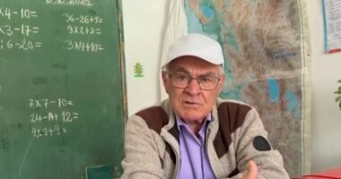 Mësuesi që nuk doli kurrë në pension/ Në moshën 80-vjeçare, Kristo Murati rikthehet çdo ditë në klasë
