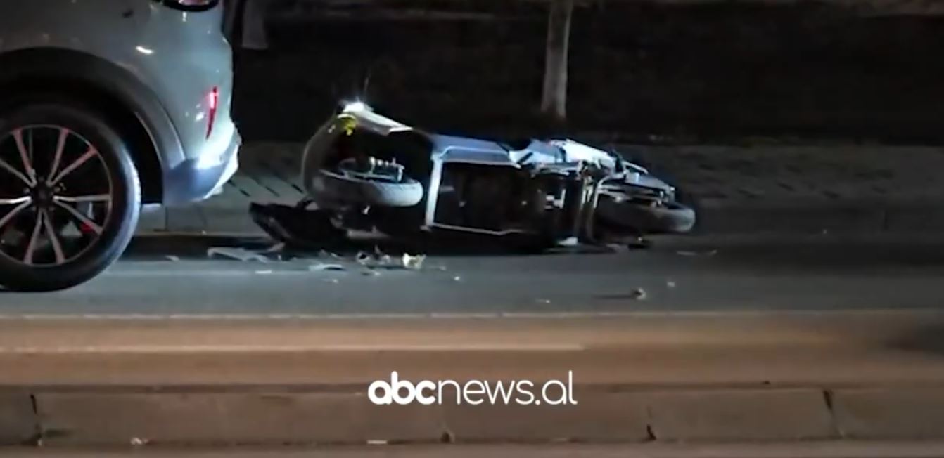 Aksident në Vlorë/ Motori elektrik përplaset me një automjet, lëndohet i riu