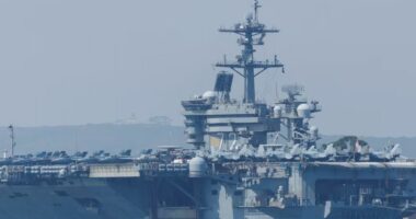 Ekipi negociator i SHBA-së viziton aeroplanmbajtësen pranë ujërave të Iranit