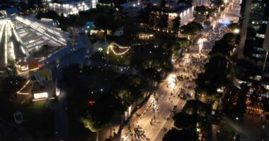 Pamjet me dron/ Gjysmë ore nga orari zyrtar protestës, ja pjesëmarrja në Bulevard