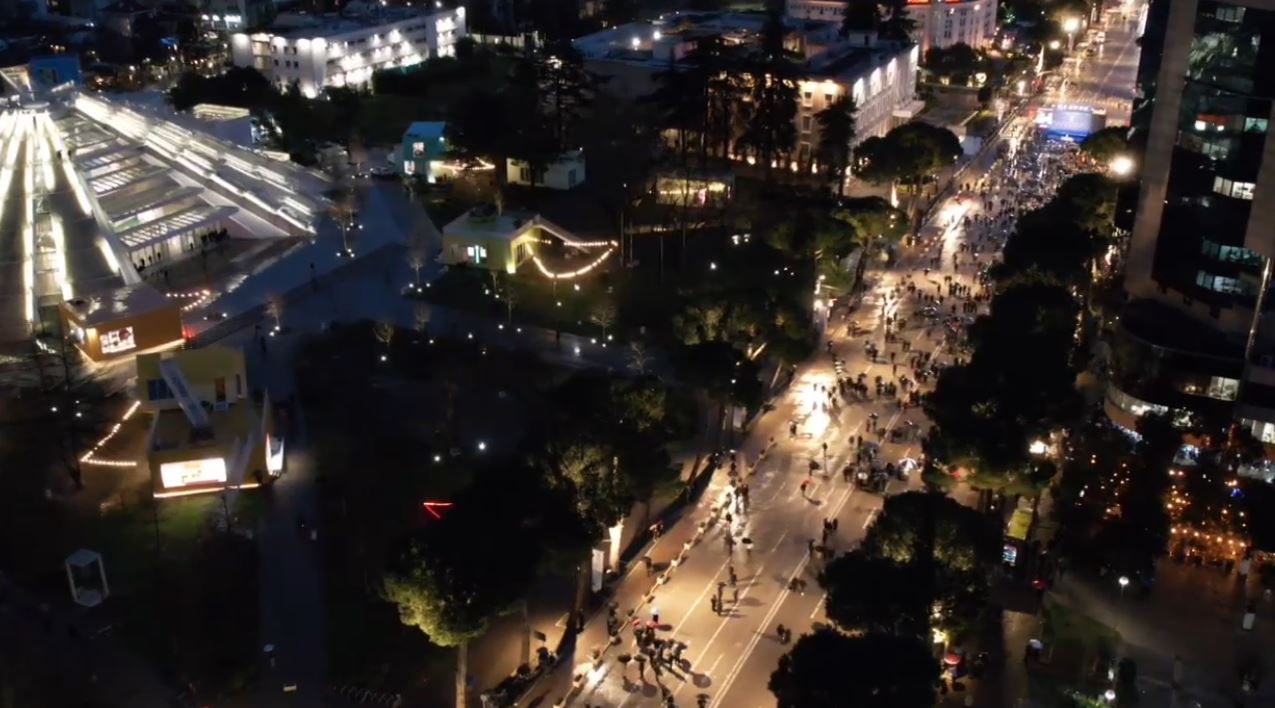 Pamjet me dron  Momenti kur Berisha i bashkohet protestës në Bulevard