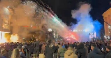 Protesta e opozitës/ Pas fjalimit të Berishës fillojnë fishekzjarrët dhe molotovët