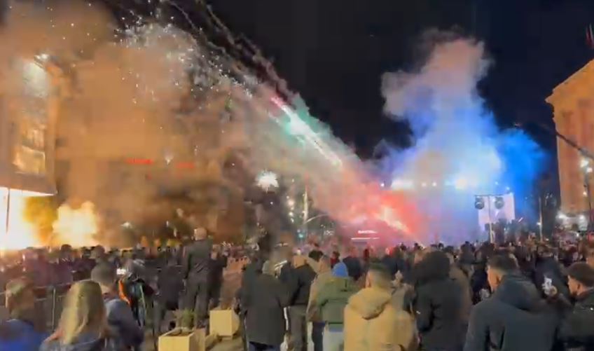 Protesta e opozitës/ Pas fjalimit të Berishës fillojnë fishekzjarrët dhe molotovët