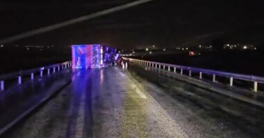 VIDEO/ Erë e fortë në Korçë, rimorkio shkëputet nga kamioni dhe bllokon rrugën