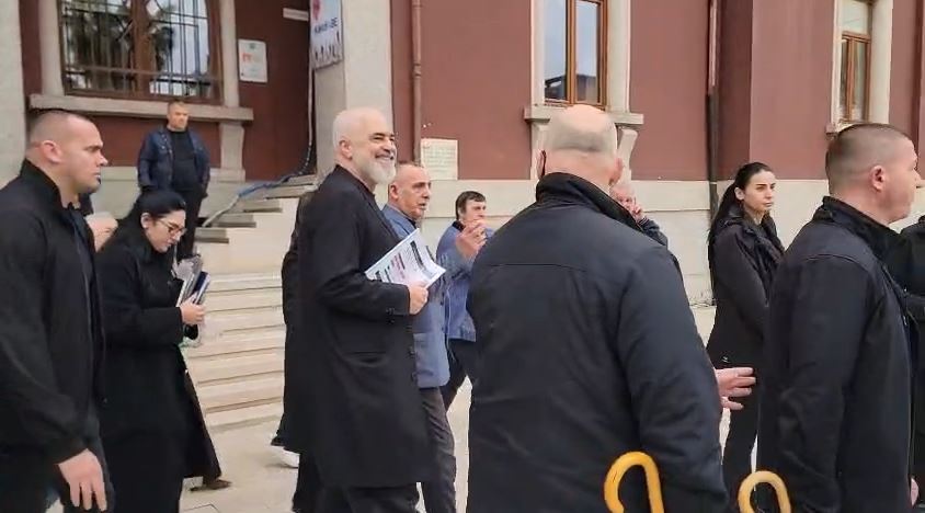 Projekti  TID  në Durrës  Rama takon banorët  Diskutuam për shpronësimet  projekti nuk ndalet