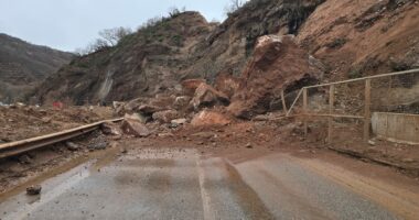 Shembet masivi shkëmbor, bllokohet aksi Librazhd-Qafë Thanë
