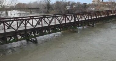 Moti i keq prek Shqipërinë/ Lumi Seman del nga shtrati, regjistrohen përmbytjet e para