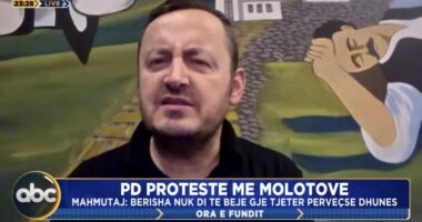 PD protestë me molotovë / Mahmutaj: Berisha kërkon që kapitullin e fundit ta mbyllë me turp, edhe para Zotit