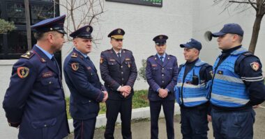 Grabitja e Fibank/ Proda falenderon dy punonjësit e policisë: Jepni gjithmonë më të mirën tuaj në shërbim të qytetarëve