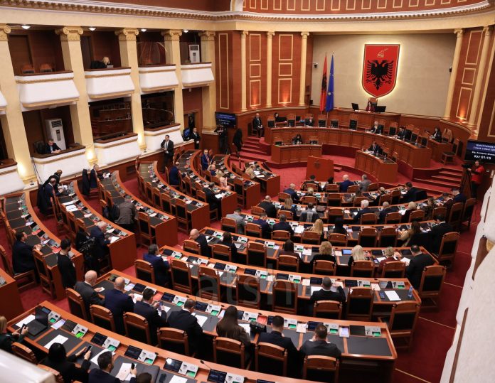 Në Kuvend votohen raportet e PS dhe PD për Ballukun, mazhoranca mbledh Grupin Parlamentar