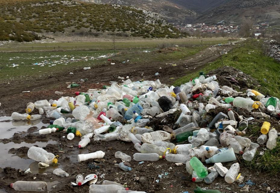 Ndotja e mjedisit  Maliq  Gjoba për të gjithë banorët që hedhin mbeturina