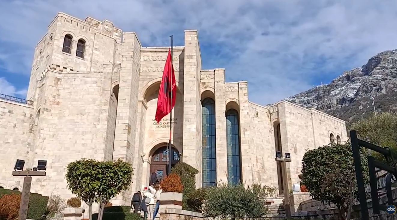 mijera-vizitore-ne-janar-muzeu-i-krujes-terheq-turiste-te-huaj-interes-per-historine-dhe-kulturen