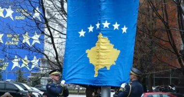 Kosova 18 vjet shtet, mbahet ceremonia e ngritjes së Flamurit