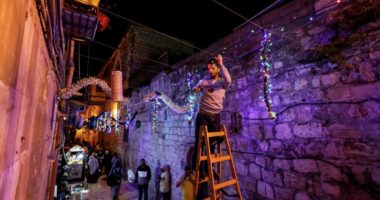 Dritë në errësirë, palestinezët zbukurojnë vendin për Ramazan