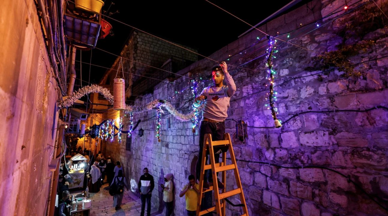 Dritë në errësirë, palestinezët zbukurojnë vendin për Ramazan