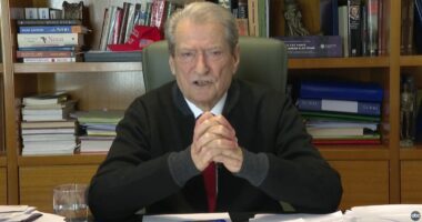 Berisha, Shën Valentini i vetëm “në shtëpi”/ Online me pak ndjekës, vetëm sharje e fyerje në ditën e dashurisë