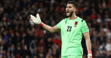 Strakosha justifikon “pasurinë”/ Portieri shqiptar shkëlqen, siç i takon rrogës që merr tek AEK