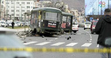 Tramvaji del nga shinat në Sarajevë, një i vdekur