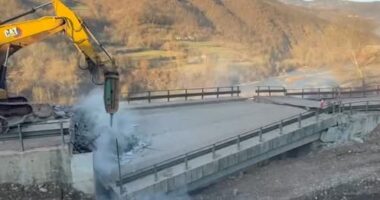 Librazhd-Prrenjas, shembet ura/ Do të ndërtohet rrugë provizore buzë Shkumbinit, s’ka afat për hapjen