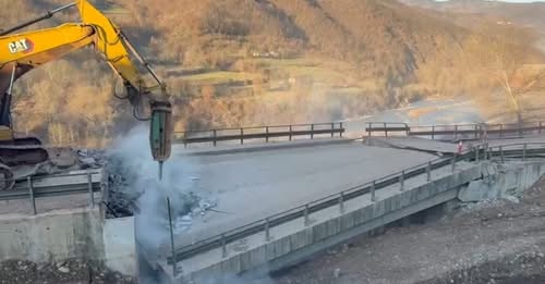 Librazhd Prrenjas  shembet ura  Do të ndërtohet rrugë provizore buzë Shkumbinit  s ka afat për hapjen