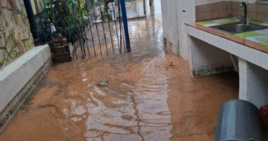 Moti i keq/ Përrenjtë kanë dalë nga shtrati, Bashkia e Himarës thirrje qytetarëve: Shmangni çdo lëvizje