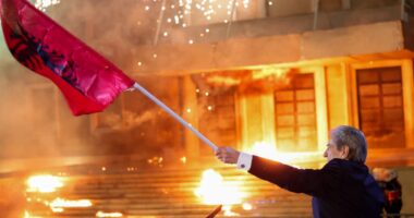 Protesta/ Pas molotovëve drejt Kryeministrisë, militantët drejtohen para Parlamentit