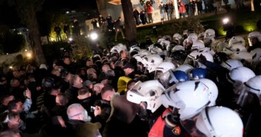 Protesta e opozitës/ Mbështetës të PD përplasen me policisë para Kuvendit