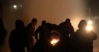 FOTOLAJM/ Momenti kur kameramani përfshihet nga flakët e molotovit