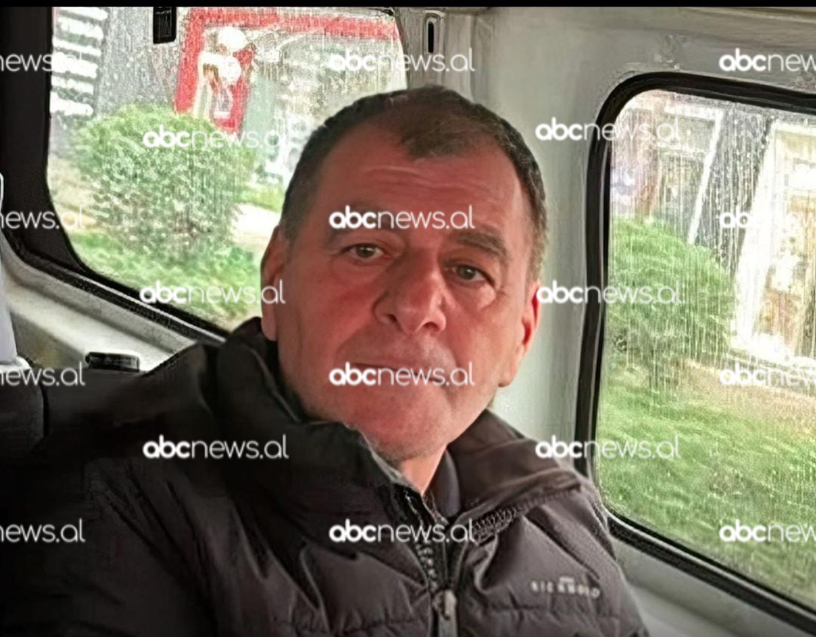 FOTOLAJM  Ky është autori i grabitjes së  Fibank  në Tiranë