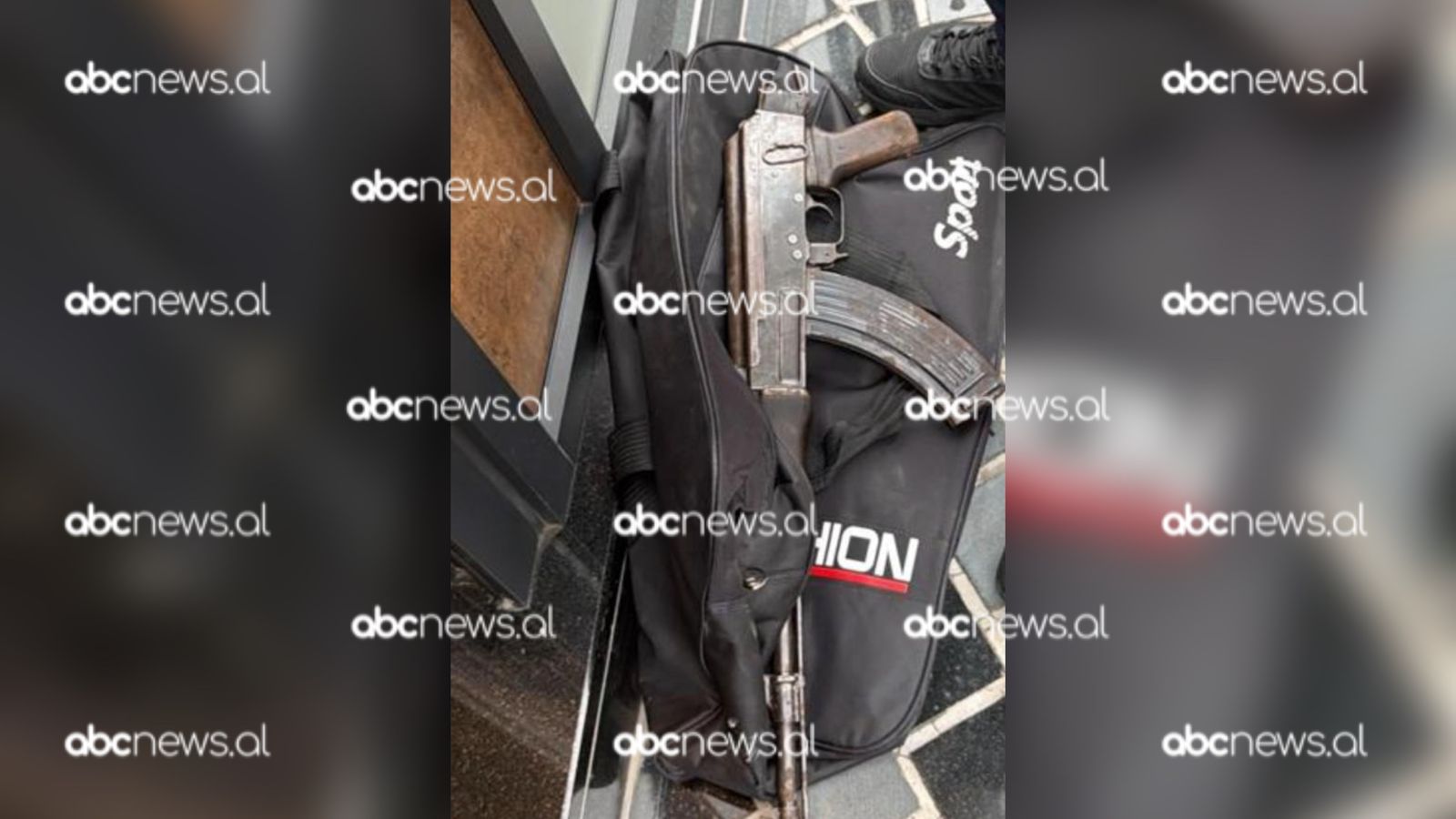 FOTOLAJM  Tentoi të grabisë Fibank në Tiranë  arma e sekuestruar e autorit