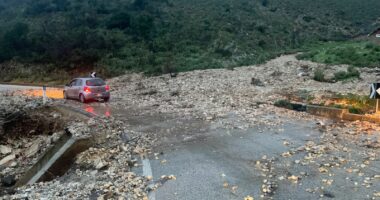 Inerte e dhera si pasojë e reshjeve të shiut, autoritetet ndërhyjnë për të pastruar rrugën në Himarë  