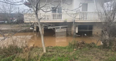 Moti i keq godet Greqinë, banesa nën ujë e rrëshqitje dherash. Raportohet për dëme të mëdha