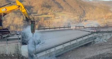 Nis puna në disa fronte për zhbllokimin e aksit Librazhd-Prrenjas/ ARRSH: Do të sistemohet rrjedha e lumit Shkumbin