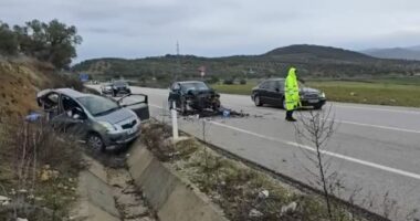 Aksident në Vlorë, përplasen dy makina/ Pamje nga vendngjarja, plagoset një vajzë