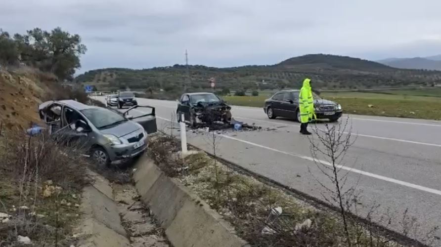 Aksident në Vlorë  përplasen dy makina  Pamje nga vendngjarja  plagoset një vajzë