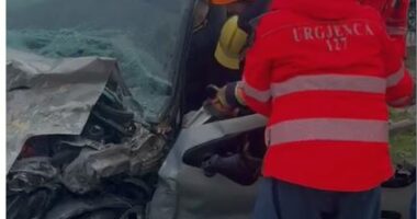 Aksident në Gjirokastër/ Tre të lënduar, njëri prej shoferëve qëndroi i bllokuar për disa minuta në automjet