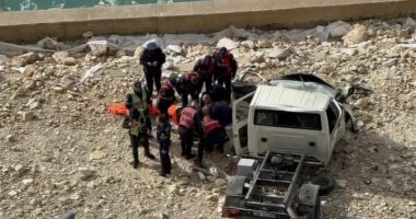 Vlorë/ Kamionçina godet barrierat dhe bie nga lartësia, shpëton mrekullisht shoferi