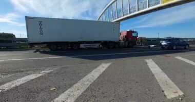 Aksident me vdekje pranë mbikalimit të Patokut/ Një person me çiklomotor përplaset nga trajleri