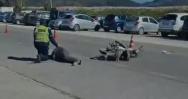 Aksident në aksin Levan-Ferras/ Motomjeti përplaset me makinën