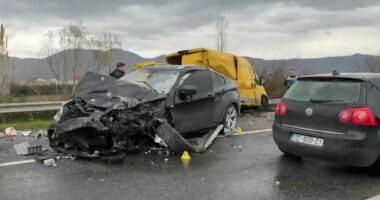 Aksident në aksin Lezhë–Milot/ Përplasen tre automjete, dy persona në spital