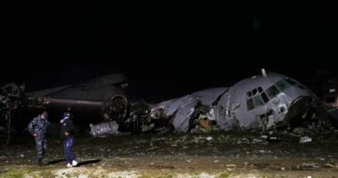 Rrëzohet avioni në Bolivi, 20 viktima/ Banorët rendin që të marrin paratë e shpërndara në tokë, arrestohen 12 persona